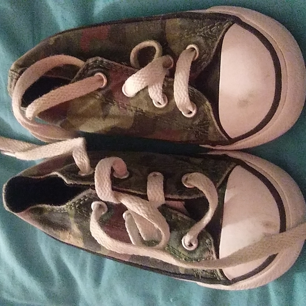 Camouflage low top Converse size 7 toddler